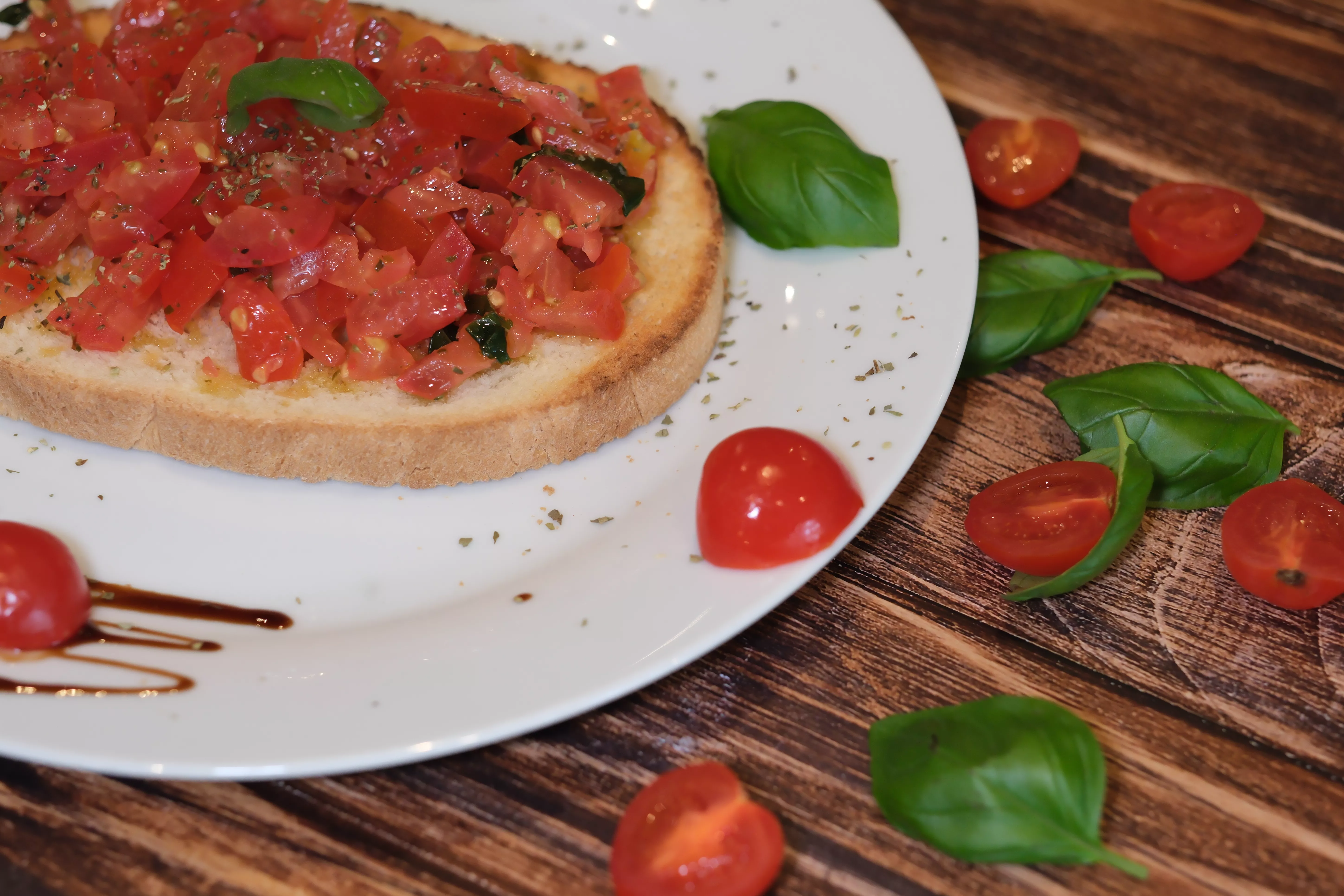 Bruschetta mit Tomaten und Basilikum 