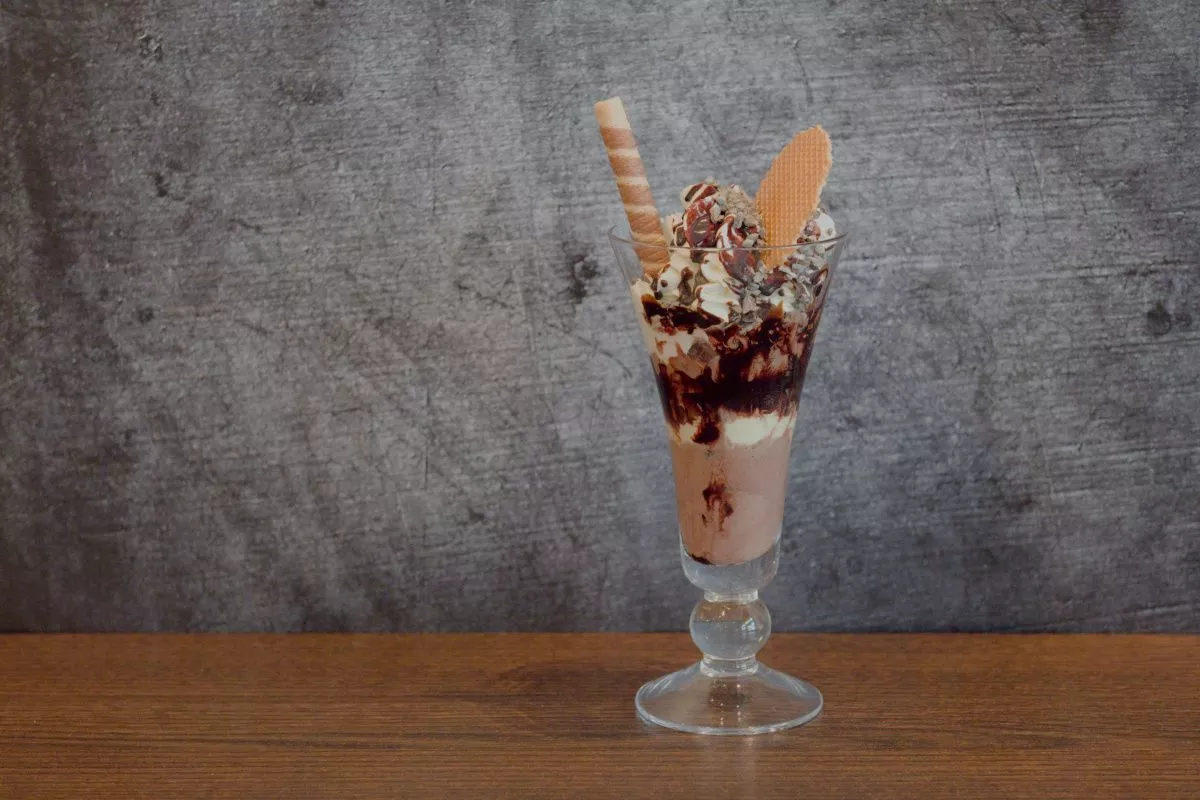 Schoko Eisbecher mit Sahne und Schokosirup