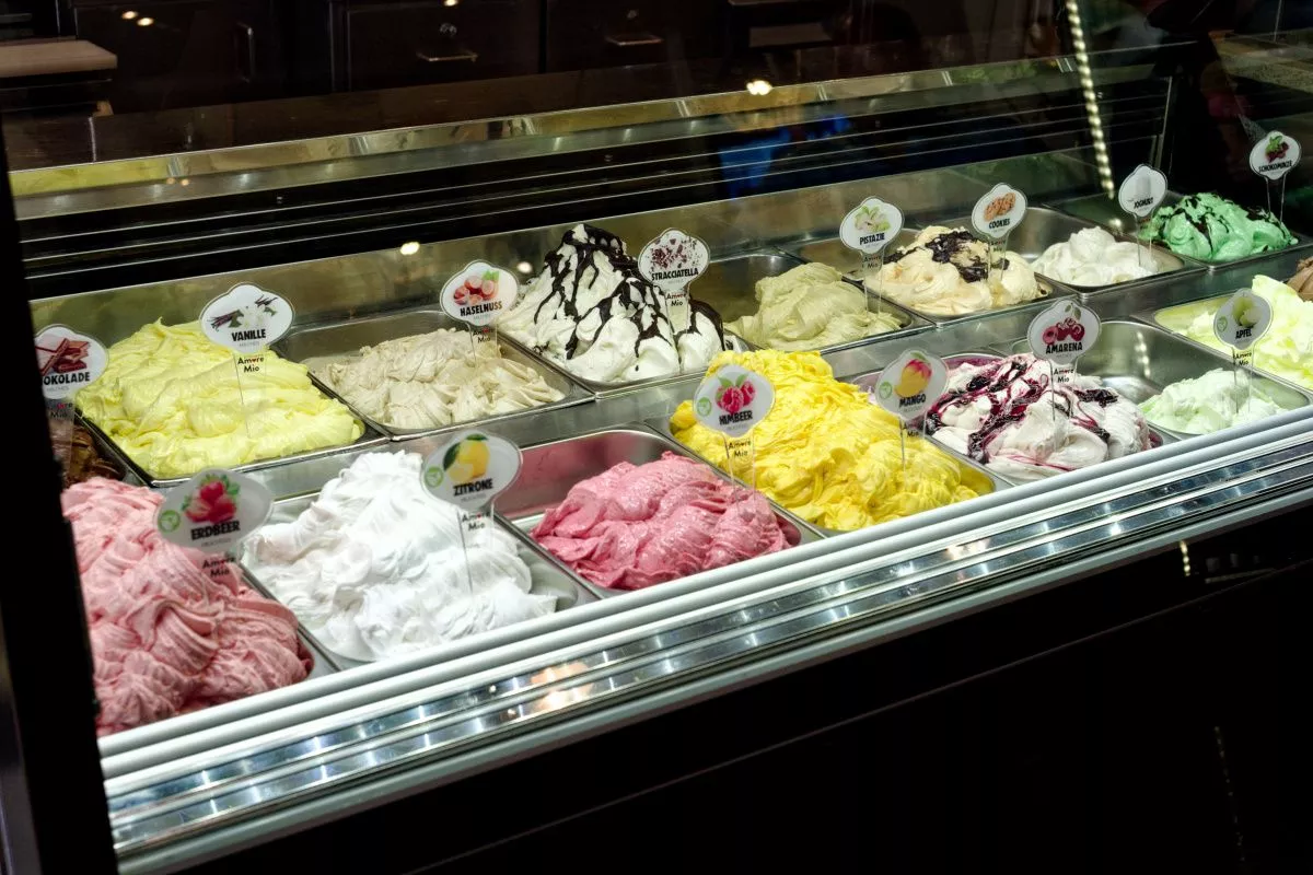 Eisvitrine mit verschiedenen Eissorten