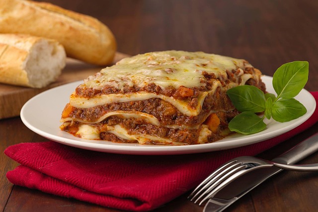Lasagne mit Basilikumblätter verziert