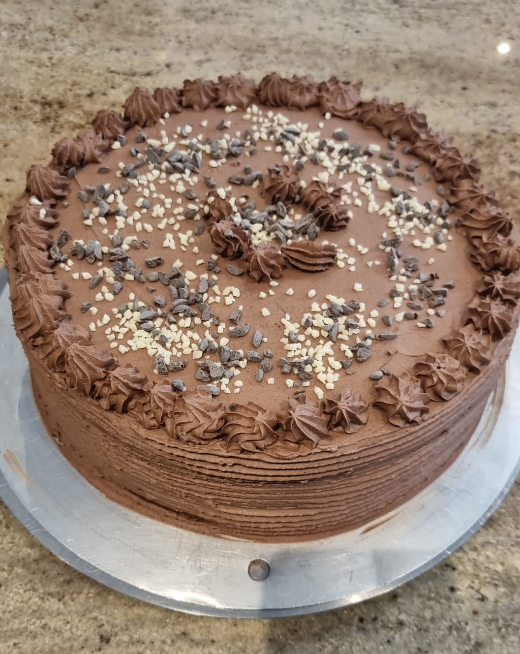 Eine ganze Schokotorte, schön verziert