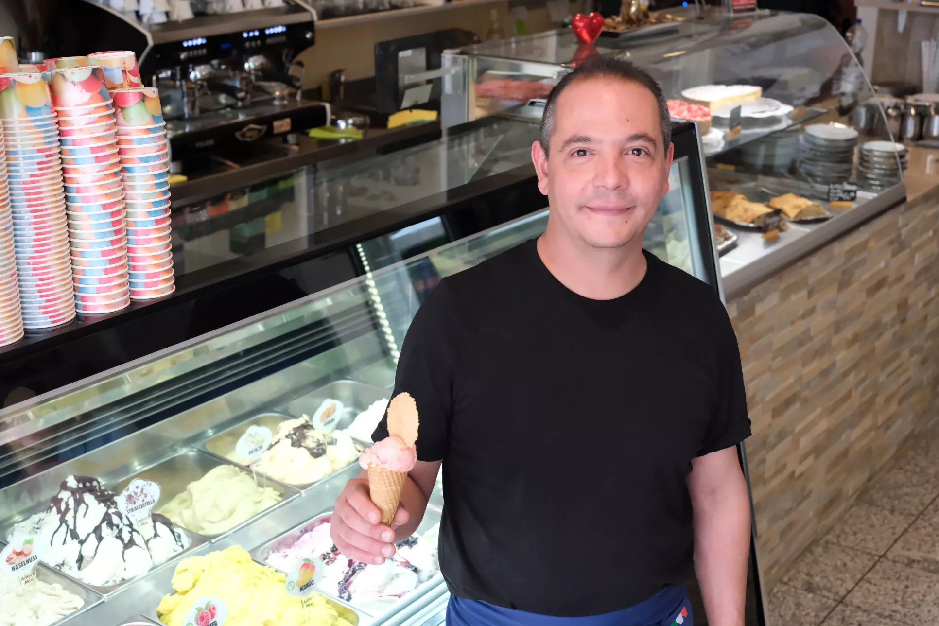 Simone, der Betreiber mit einem Kugel Eis in einer Waffel