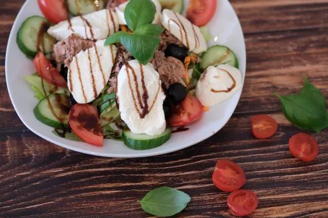 Thunfischsalat mit Mozarella, Gurken, Tomaten und Basilikum und Balsamico verfeinert